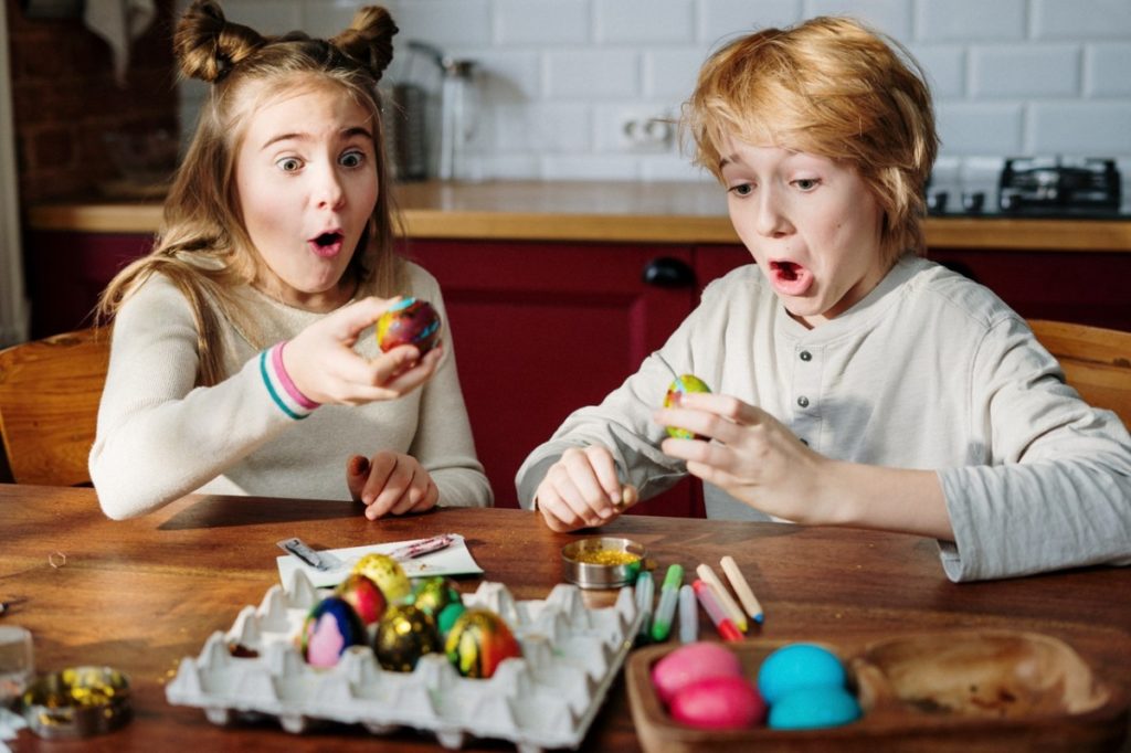 kids painting eggs